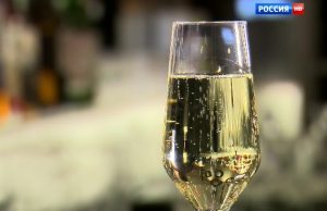 Лучшее российское шампанское: эксперты рассказали, что покупать к новогоднему столу Бокал шампанского
