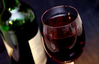 Развенчан миф о пользе бокала красного вина в день Развенчан миф о пользе бокала красного вина в день