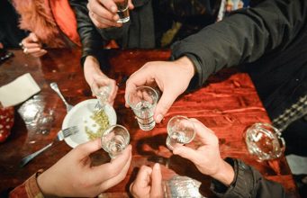 Как правильно пить алкоголь на корпоративах ! Как правильно пить алкоголь на корпоративах !