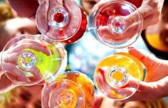 «Игра в опьянение»: чем опасно детское шампанское