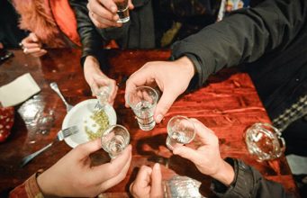 Ученые назвали фактор, усугубляющий действие алкоголя на печень