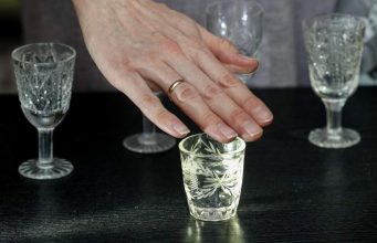 Нарколог назвал способ не поддаться на уговоры знакомых выпить спиртное