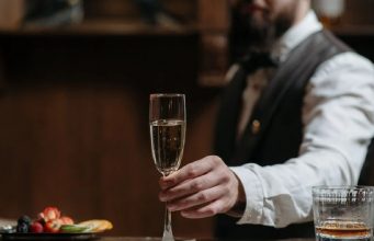 Нарколог рассказал, какой алкоголь можно пить в жару