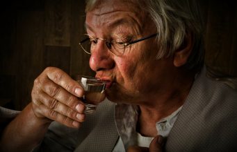 Повышенная тяга к алкоголю после 40 может говорить о болезни мозга