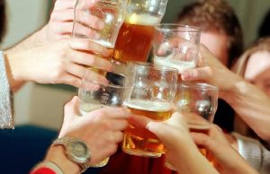 Мне, как запойному алкоголику не интересно пить в компании