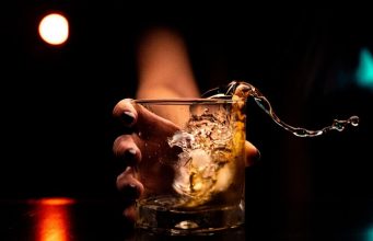 Даже один бокал алкоголя может вызвать нарушение сердечного ритма