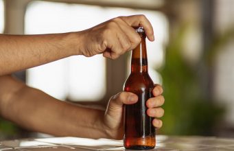 Это семейное: зачем россияне спаивают собственных детей