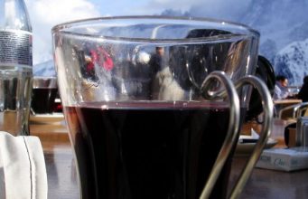 Эксперты сравнили вред горячих и обычных алкогольных напитков