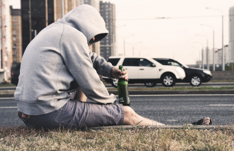 Если алкоголик не желает бросать пить – его нужно оставить одного. Только так он познает «прелести» своей зависимости