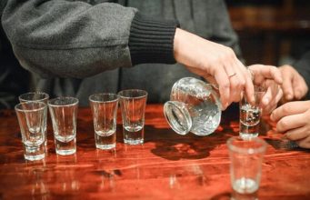 Нарколог развеял популярный миф о водке