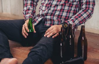 Ученые доказали, что пить в одиночестве вредно