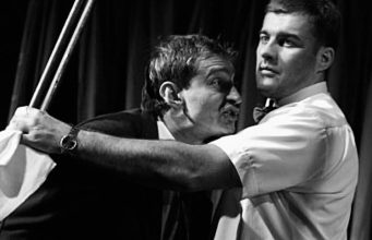 Еле стояли на ногах: об актёрах, играющих спектакли «под градусом»